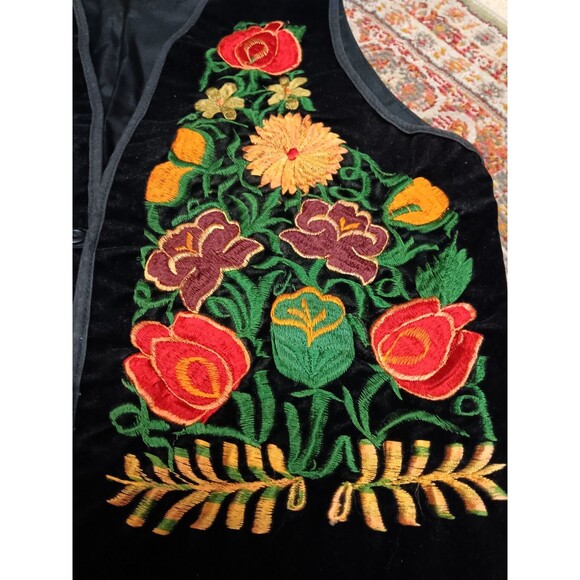 Vintage floral embroidery black velvet size small vest hippie boho - Picture 2 of 4